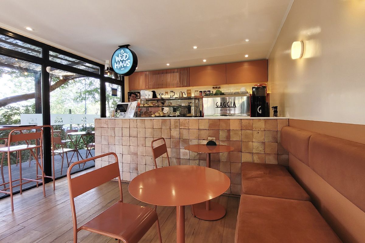 Interior de WUD Haus Kaffe, café de especialidad diseñado por Terrenal Estudio